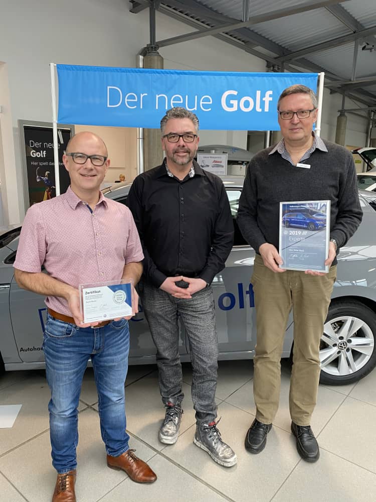 Herr Odening gratuliert Daniel Raube und Peter Back zur Auszeichnung