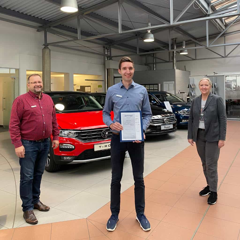 Ulrike Kehm und Klaus Kirchner gratulieren Jonas Seufert zum Serviceassistent