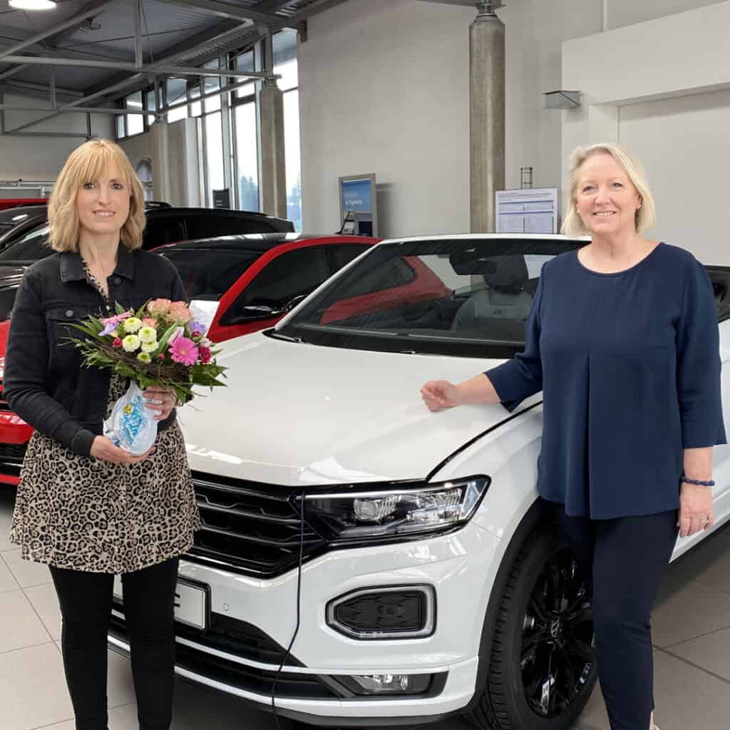 Ulrike Kehm gratuliert Lisa Woytinnek zur Geschäftsführerin