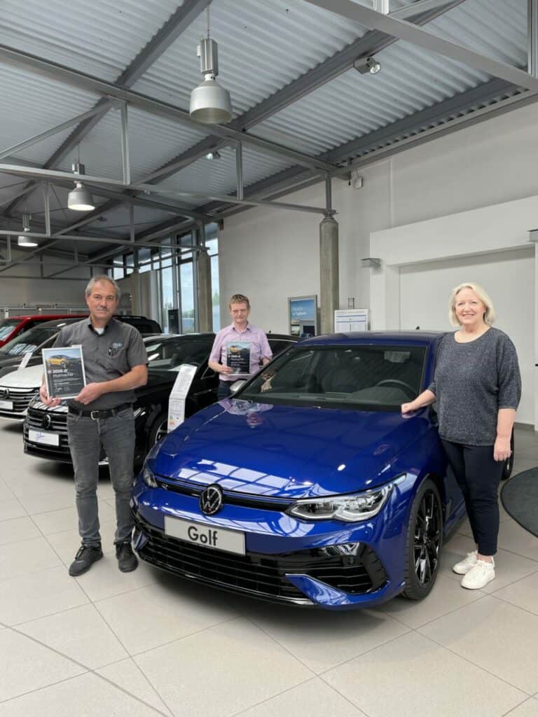 Ulrike Kehm gratuliert Frank Mauer und Jürgen Eckert