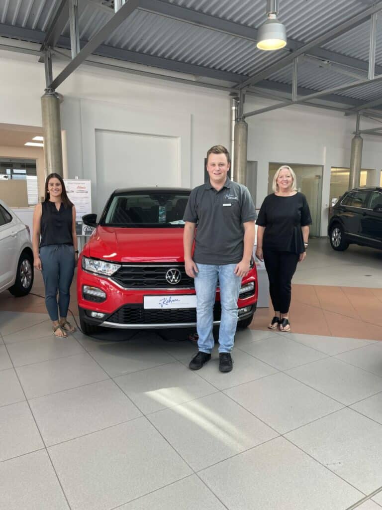 Ulrike Kehm und Sarah Reitz gratulieren Christopher Rochler zum Ausbildungsende