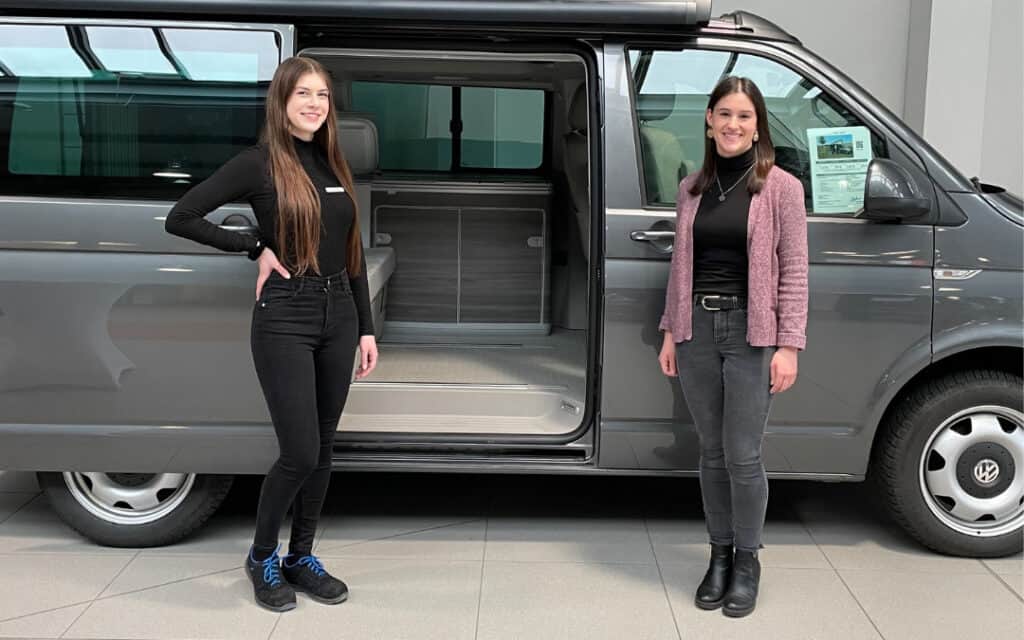 Sarah Reitz begrüßt Maya Oelsner im Autohaus