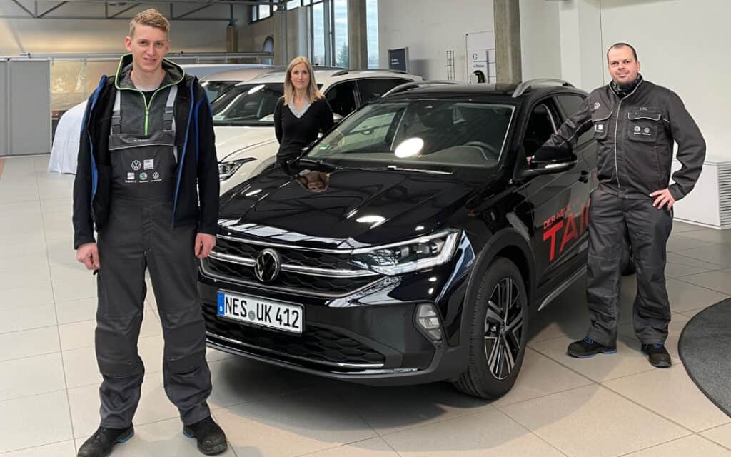 Lisa Woytinnek und Stefan Kihr gratulieren Philipp Michel zum Ausbildungsende