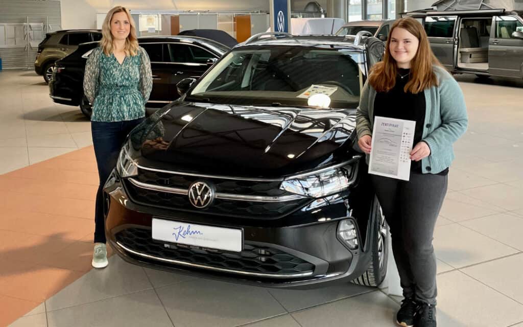 Lisa Woytinnek gratuliert Nadine Pfister zur geprüften Serviceassistentin