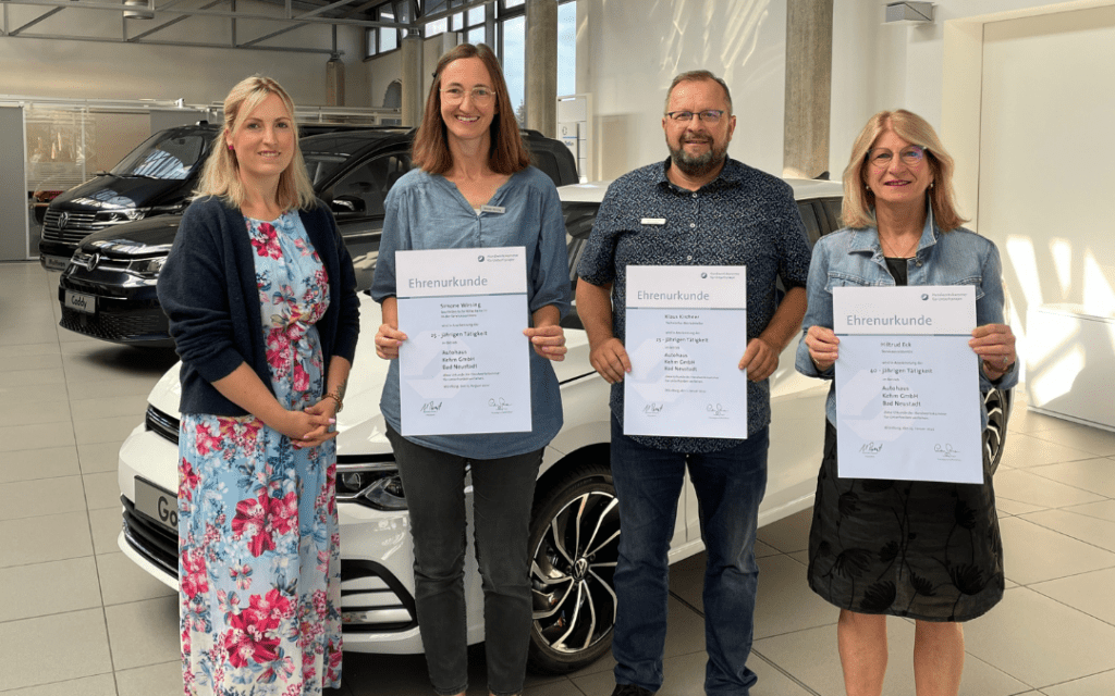 Lisa Woytinnek gratuliert Simone Wirsing, Klaus Kirchner und Hiltrud Eck zum Betriebsjubiläum