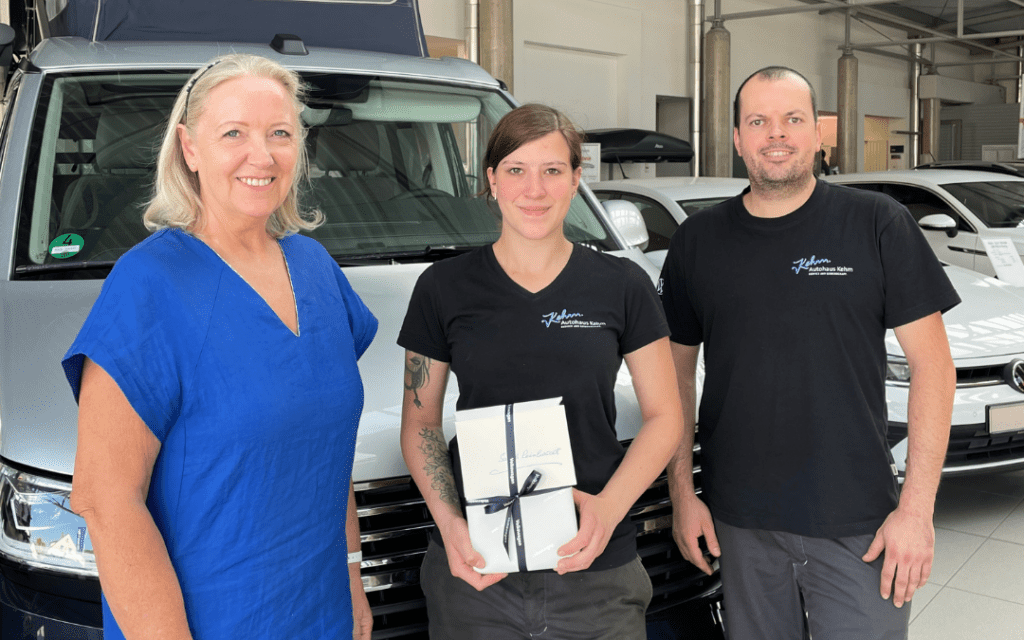 Ulrike Kehm und Stefan Kihr gratulieren Sarah Reinhardt zum Ausbildungsende