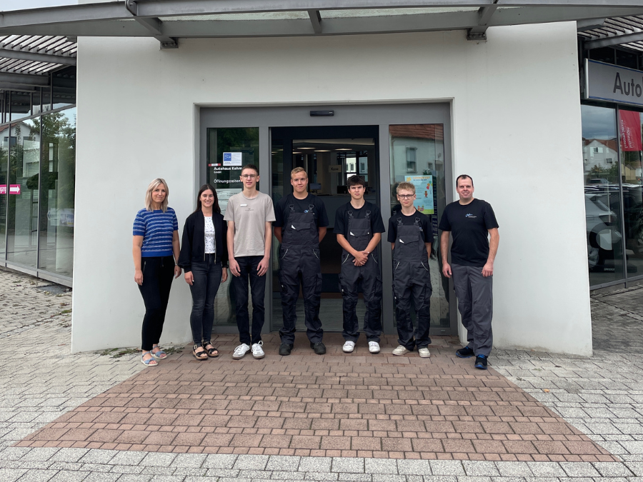Ausbildungsbeginn mit Geschäftsführerin Lisa Woytinnek, Ausbildungsleiter/in Sarah Reitz, Stefan Kihr und den neuen Auszubildenden