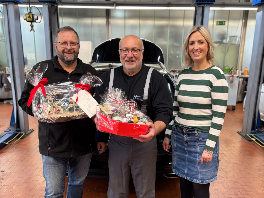 Klaus Kirchner und Lisa Woytinnek verabschieden Dieter Scheuplein in den Ruhestand